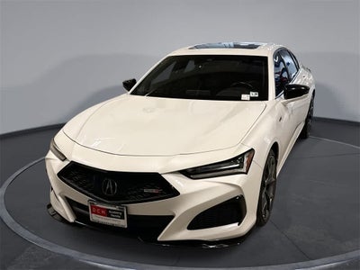 Acura TLX Type S 2023 con neumáticos de alto rendimiento