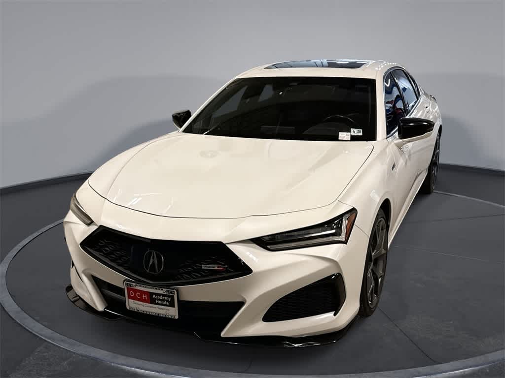 Acura TLX Type S 2023 con neumáticos de alto rendimiento