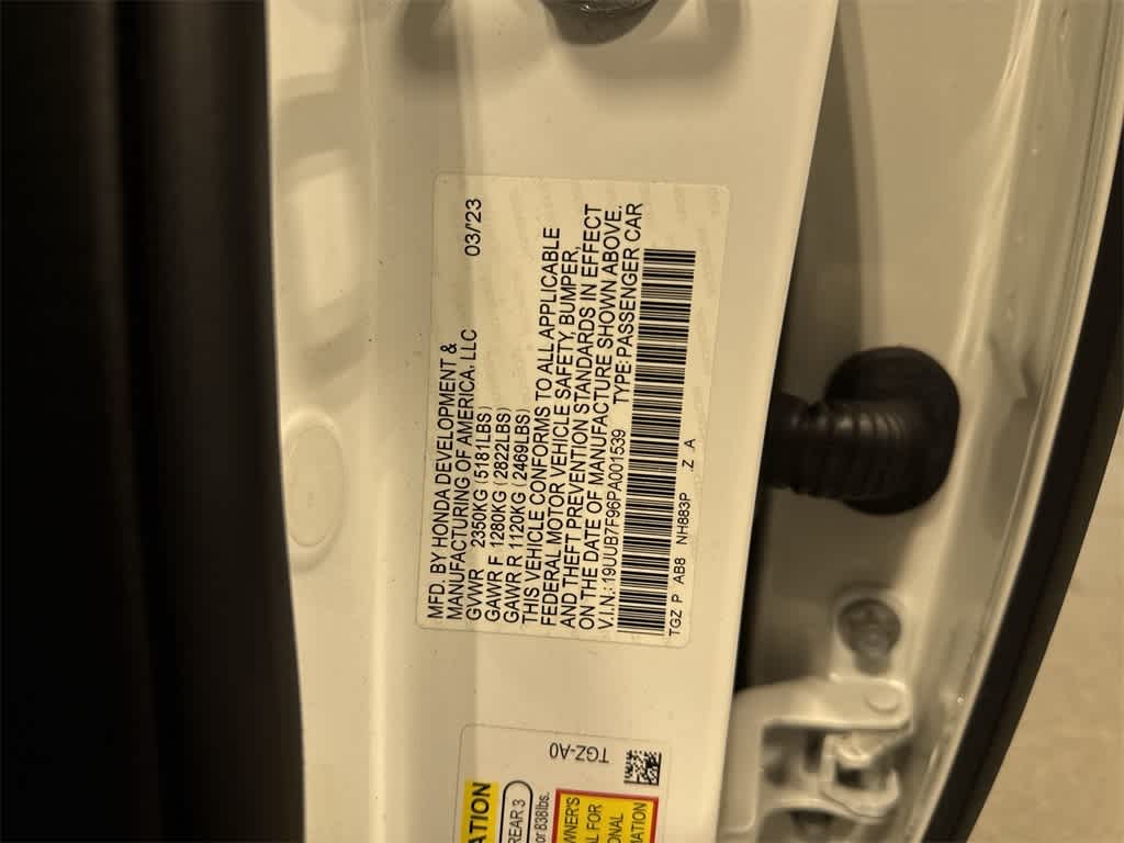 Acura TLX Type S 2023 con neumáticos de alto rendimiento