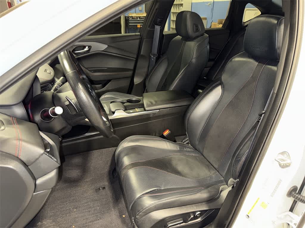 Acura TLX Type S 2023 con neumáticos de alto rendimiento