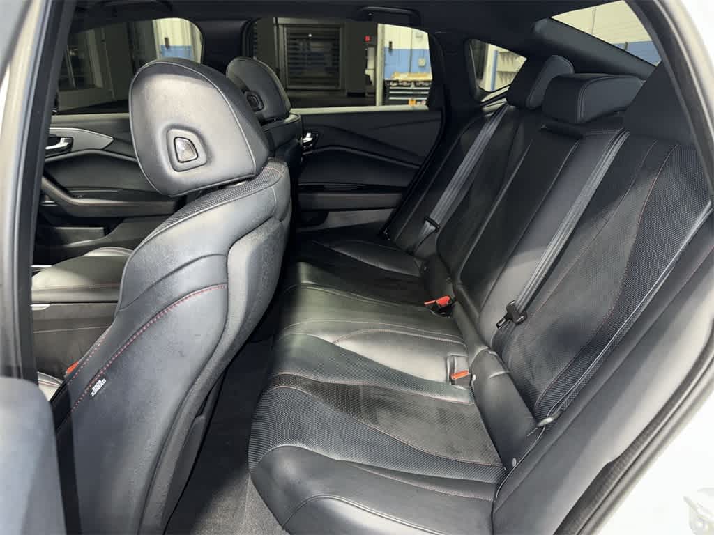 Acura TLX Type S 2023 con neumáticos de alto rendimiento