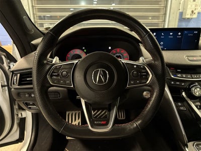 Acura TLX Type S 2023 con neumáticos de alto rendimiento