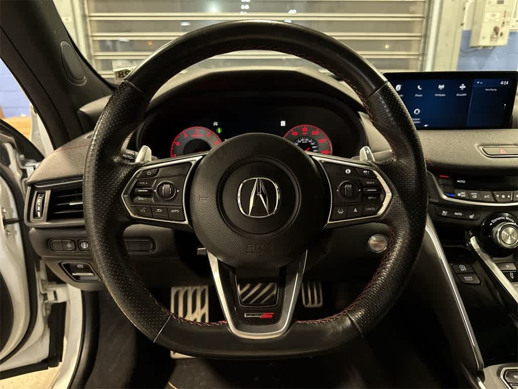 Acura TLX Type S 2023 con neumáticos de alto rendimiento