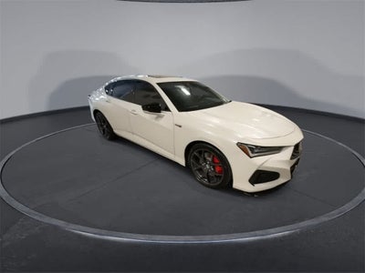 Acura TLX Type S 2023 con neumáticos de alto rendimiento