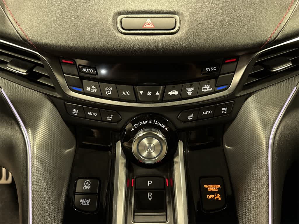 Acura TLX Type S 2023 con neumáticos de alto rendimiento