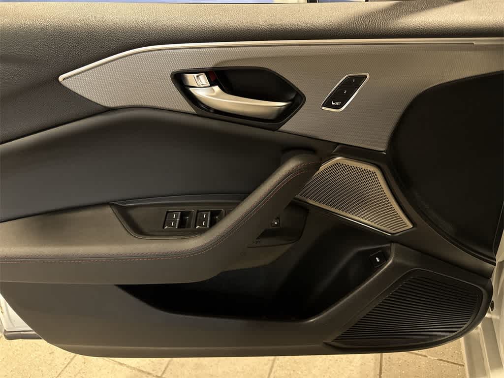 Acura TLX Type S 2023 con neumáticos de alto rendimiento