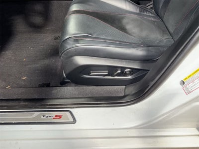 Acura TLX Type S 2023 con neumáticos de alto rendimiento