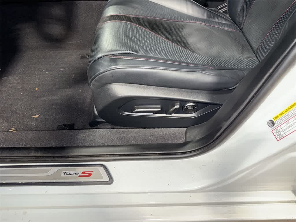 Acura TLX Type S 2023 con neumáticos de alto rendimiento