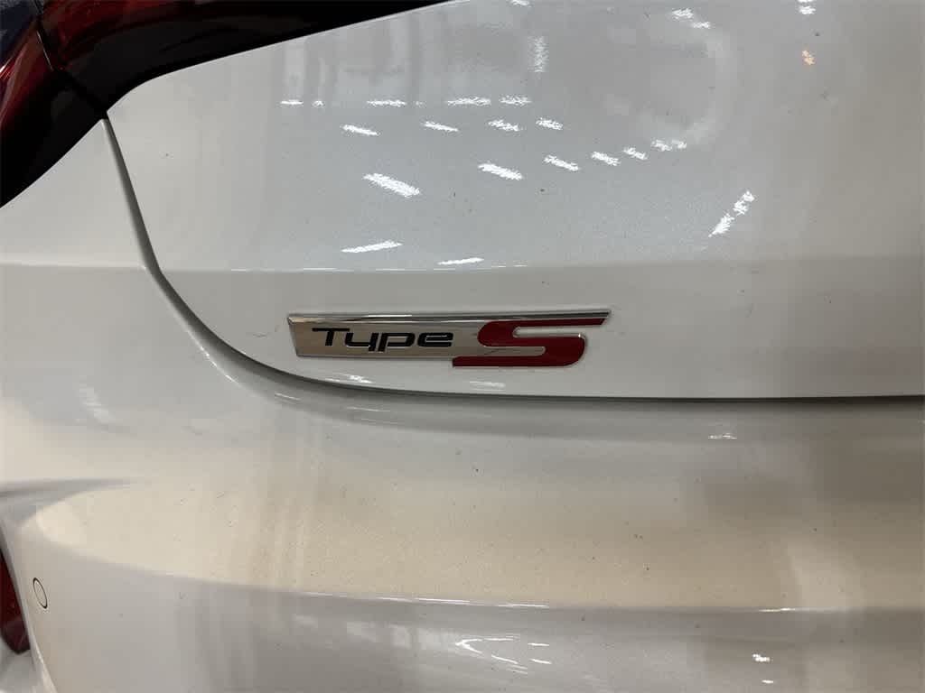 Acura TLX Type S 2023 con neumáticos de alto rendimiento