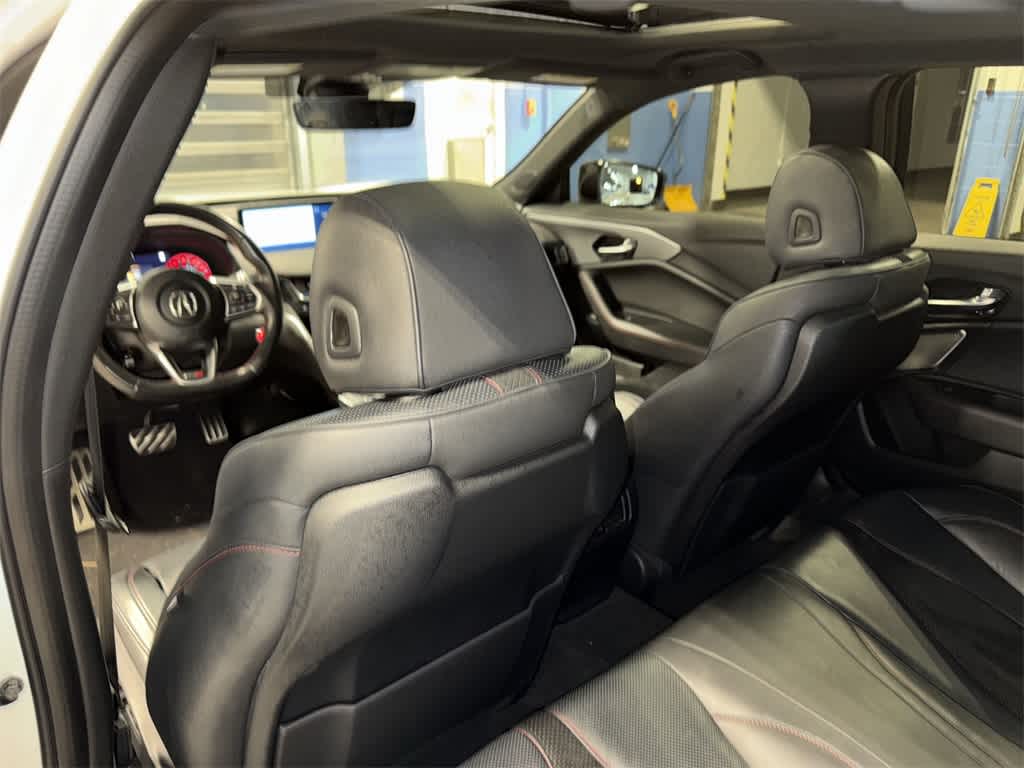 Acura TLX Type S 2023 con neumáticos de alto rendimiento