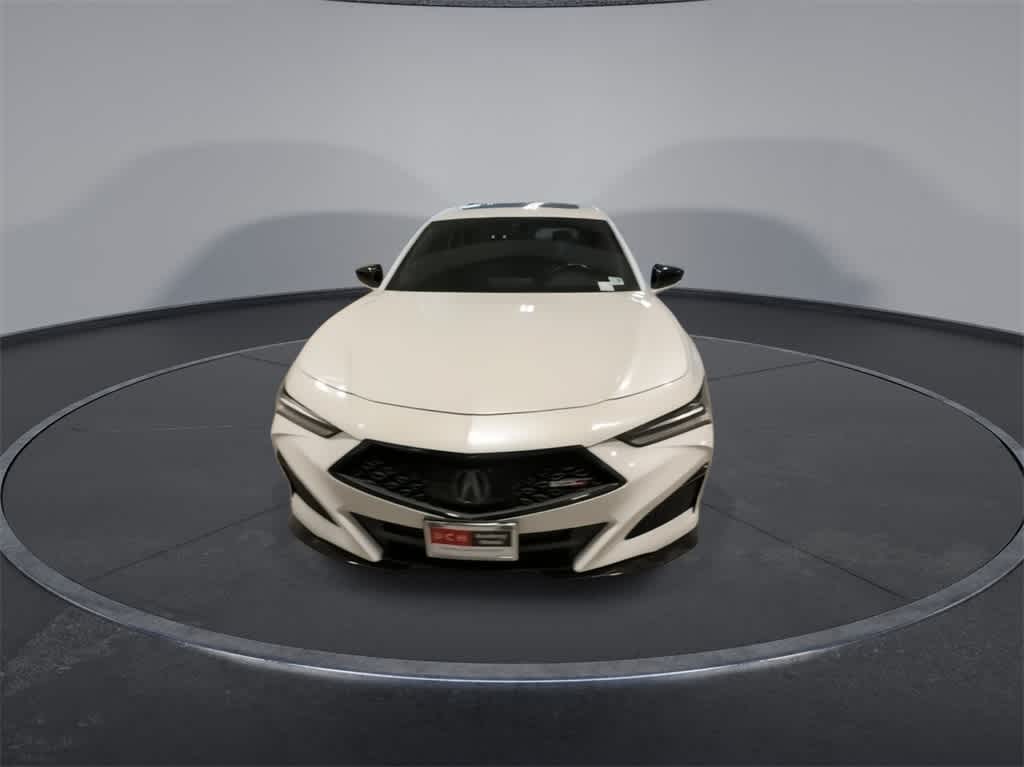 Acura TLX Type S 2023 con neumáticos de alto rendimiento