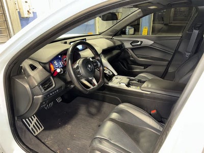 Acura TLX Type S 2023 con neumáticos de alto rendimiento