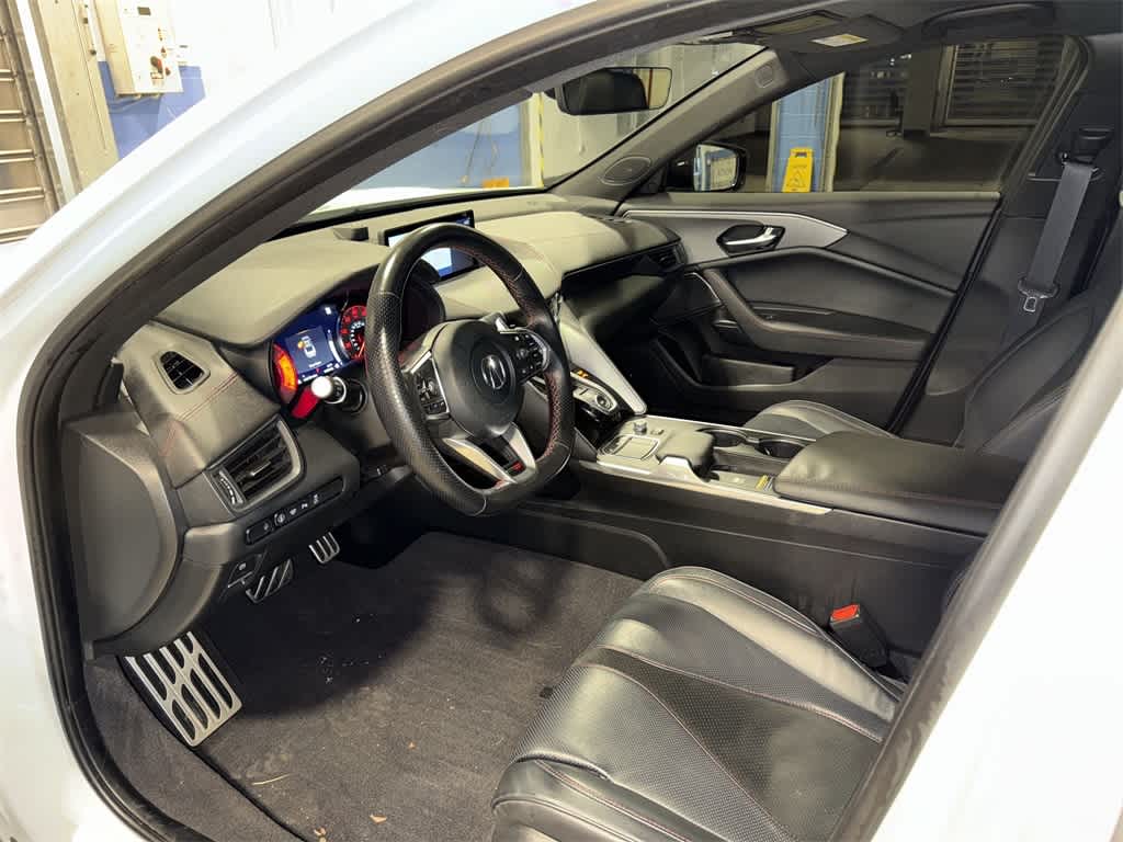 Acura TLX Type S 2023 con neumáticos de alto rendimiento