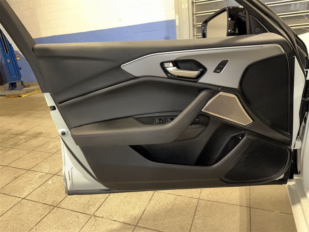 Acura TLX Type S 2023 con neumáticos de alto rendimiento