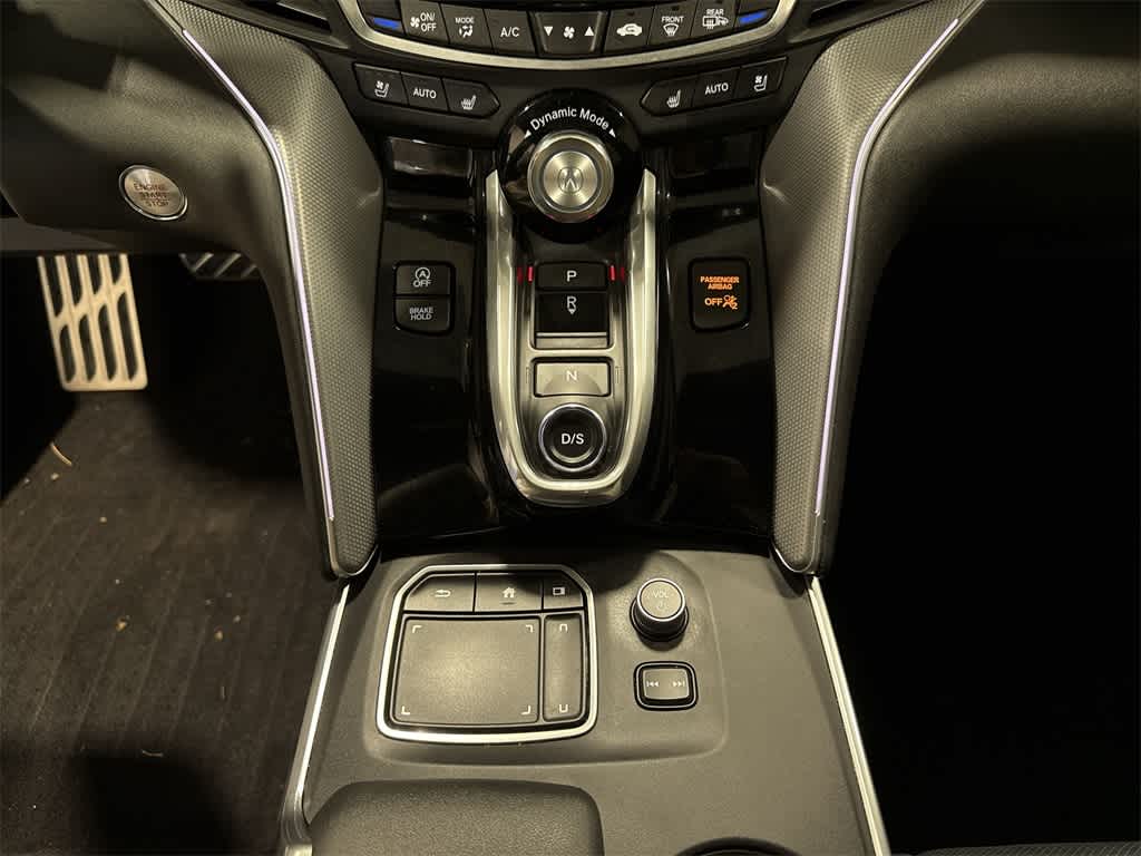 Acura TLX Type S 2023 con neumáticos de alto rendimiento