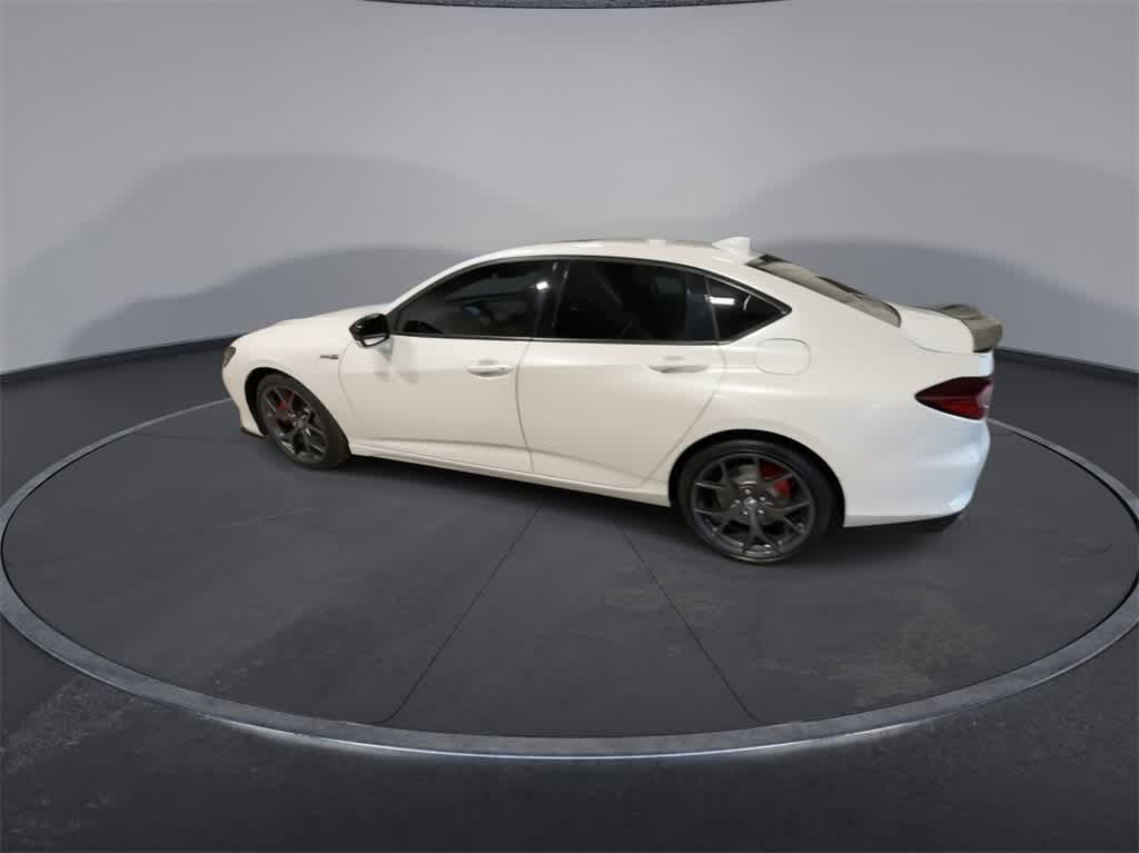 Acura TLX Type S 2023 con neumáticos de alto rendimiento