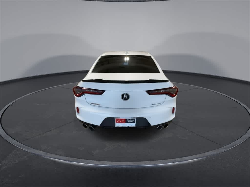 Acura TLX Type S 2023 con neumáticos de alto rendimiento