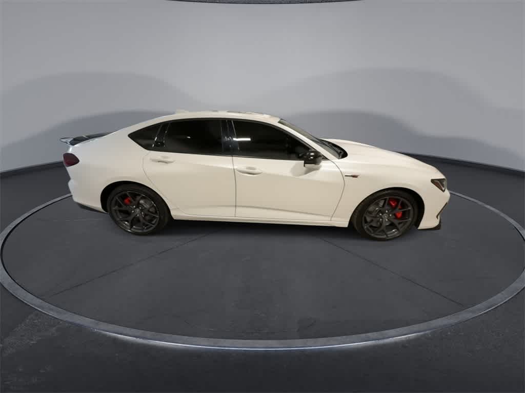 Acura TLX Type S 2023 con neumáticos de alto rendimiento