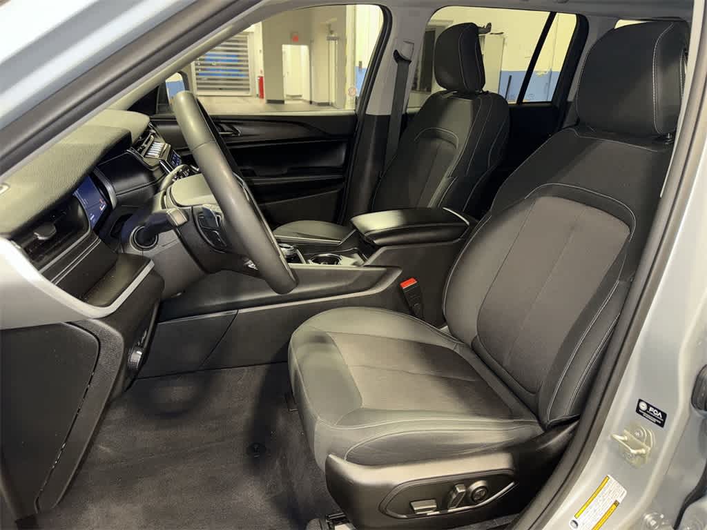 2023 Jeep Grand Cherokee Laredo