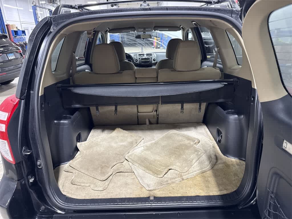 Toyota RAV4 4WD 4 puertas, 4 cilindros, transmisión automática de 4 velocidades (nacional) 2011