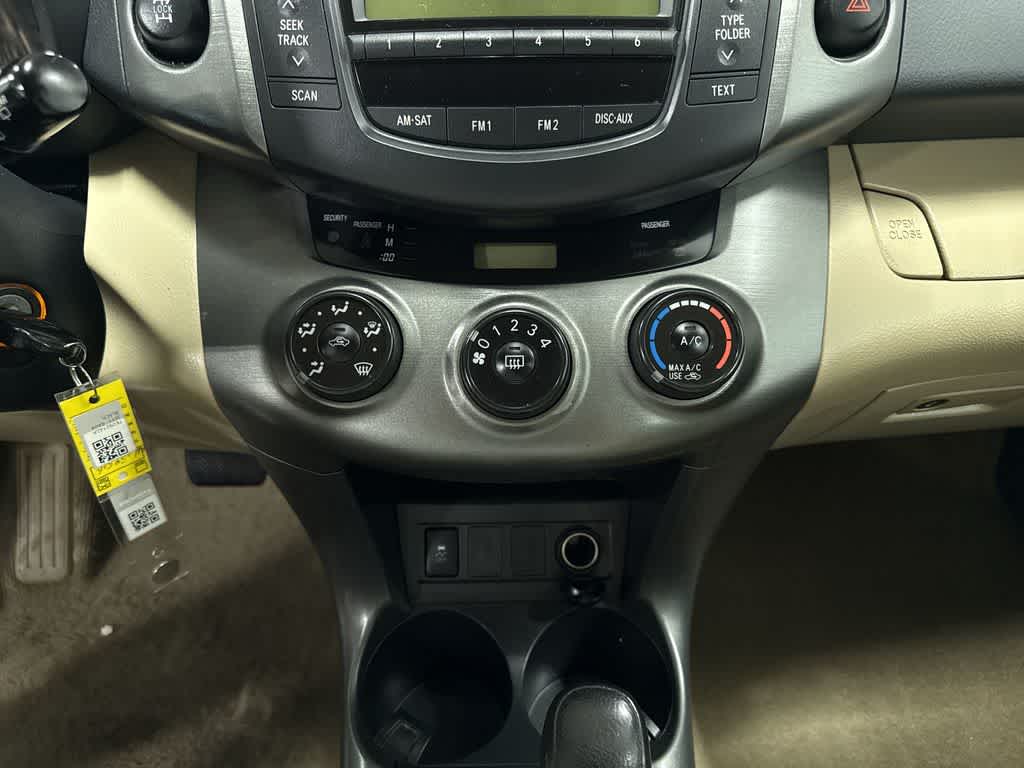 Toyota RAV4 4WD 4 puertas, 4 cilindros, transmisión automática de 4 velocidades (nacional) 2011