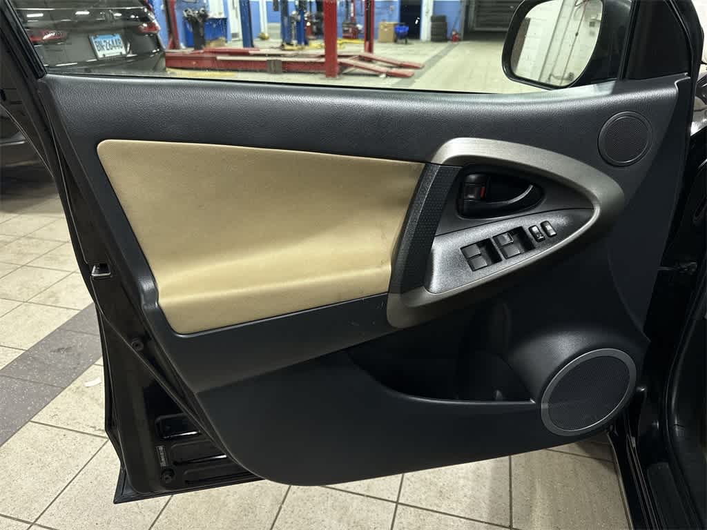 Toyota RAV4 4WD 4 puertas, 4 cilindros, transmisión automática de 4 velocidades (nacional) 2011