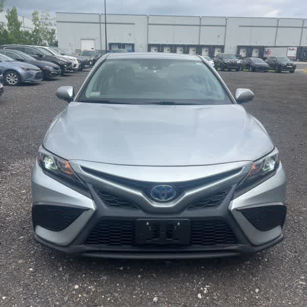 Toyota Camry Hybrid SE 2022