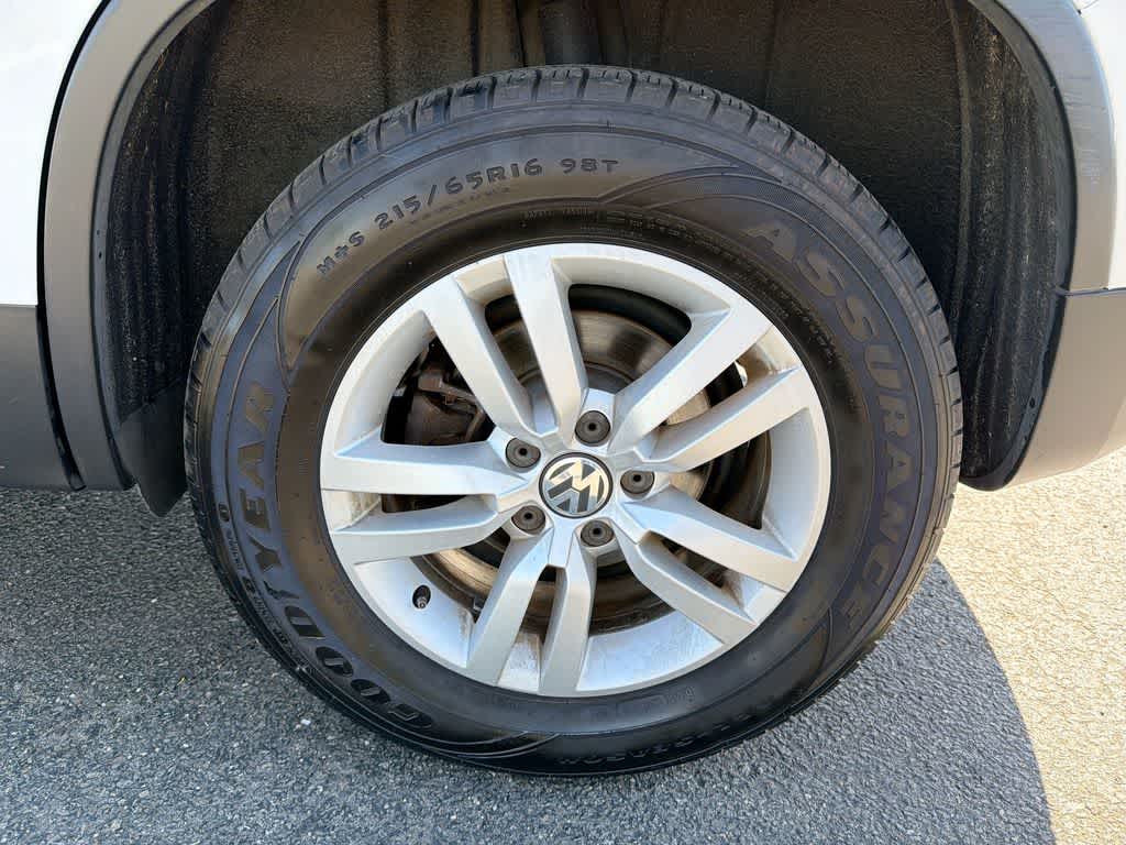 Volkswagen Tiguan S 2016